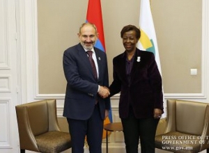 Пашинян провел телефонный разговор с генеральным секретарем МОФ Луиз Мушикивабо