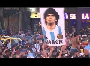 Фанаты почтили память Марадоны