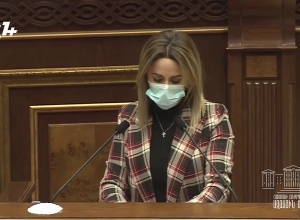 «Вашу честь не задевает то, что вы здесь спокойны только тогда, когда столько полицейских следят за вашей безопасностью?»