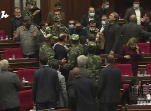 Инцидент в зале НС: вызвали сотрудников безопасности