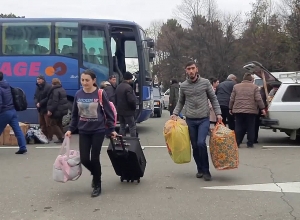 Прибытие автобусов с беженцами из Нагорного Карабаха в Степанакерт