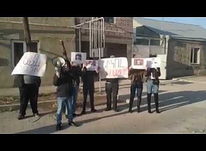 «Карен Саруханян, ты - предатель»: акция протеста у дома депутата от «Моего шага» в Гюмри