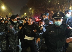 ARF youth continue actions. Police detain some citizens