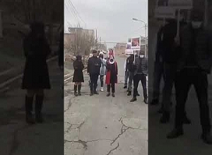 Если у вас есть гордость, подайте в отставку: акция во дворе дома Ваагна Овакимяна