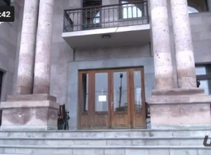 Акция протеста жителей Шуши у здания представительства Арцаха в Армении: ПРЯМОЙ ЭФИР