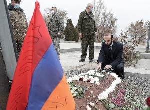 Арарат Мирзоян посетил пантеон Ераблур