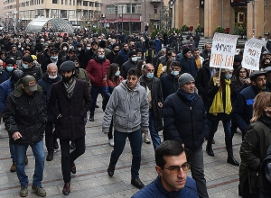 Հանրահավաքից հետո մեկնարկեց երթ դեպի կառավարական առանձնատներ. ուղիղ