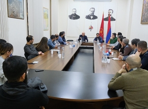 Վազգեն Մանուկյանն այսօր հանդիպել է քաղաքագետների, ռազմական եւ մեդիա փորձագետների հետ