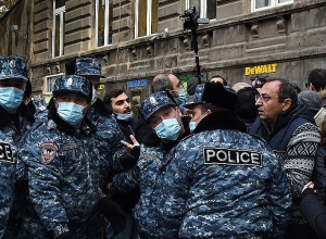 Քաշքշուկ ոստիկանների և ցուցարարների միջև