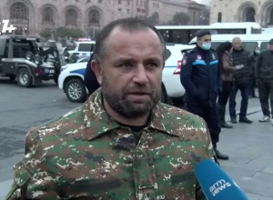 Участник акции обращается к Пашиняну и Араику Арутюняну