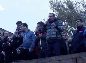 Мы требуем встречи с депутатами Национального собрания: Арцвик Минасян