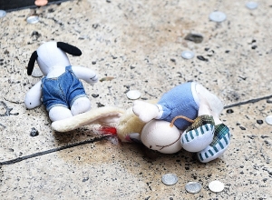 Участники акции бросают монеты в направлении здания правительства