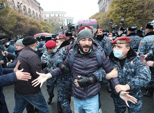 Քաշքշուկ ոստիկանների և ցուցարարների միջև․ վերջիններս փակեցին Տիգրան Մեծ պողոտան, կան բերման ենթարկվածներ