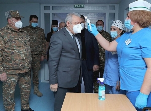 Министр обороны РА посетил военный госпиталь и наградил парней