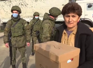 Передача гуманитарной помощи российскими миротворцами жителям Мардакерта
