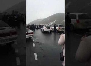 Граждане перекрыли дорогу Гюмри-Бавра: требуют отставки Пашиняна