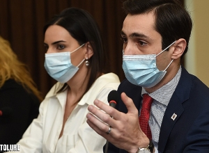 Господин Хажакян, выпейте маленькие таблетки, успокойтесь: мэр - Давиду Хажакяну