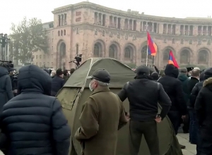 Քաղաքացիները վրաններ են տեղադրել հրապարակում