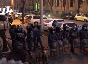 Կառավարության բոլոր մուտքերը հսկվում են ոստիկանության կողմից