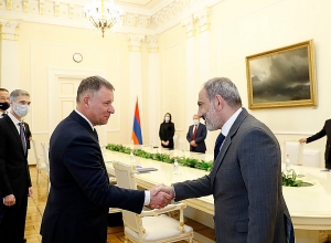 Премьер-министр Армении Никол Пашинян принял главу МЧС РФ Евгения Зиничева