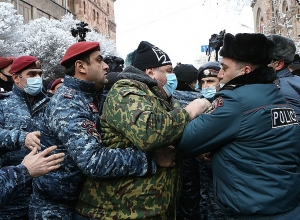 Напряжённая ситуация: демонстранты двинулись к перекрёстку Мелик Адамян - Тигран Мец