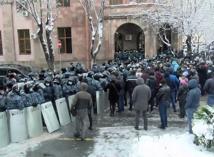 Участники акции продолжают скандировать и свистеть у здания Правительства