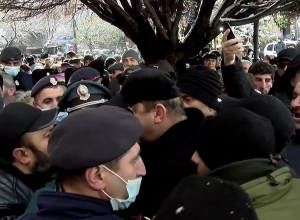 Спор между родителями без вести пропавших и демонстрантами