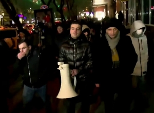 Гражданин из окна облил водой демонстрантов