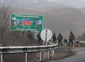 Карта, изображенная на этой табличке, составлена таким образом, что ряд населенных пунктов Армении представлены в составе Азербайджана: Омбудсмен