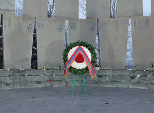 От имени Армена Саркисяна был возложен венок на военном пантеоне «Ераблур»