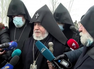 Նավասարդ սրբազանը Բենթլի է նվեր ստացել և այդ մեքենան վաճառել ու նվիրել է կարիքավորներին․ Կաթողիկոս