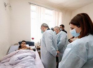 Никол Пашинян навестил военнослужащих, вернувшихся на родину после 70 дней безвестности