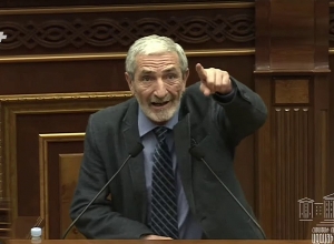 Господин Ишханян, пожалуйста, не портьте фон, вы говорите о тостах: Айрапетян - выступающему