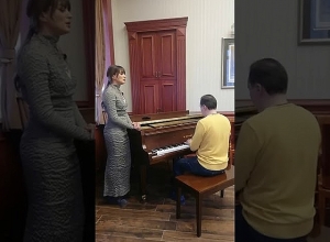 Ивета Мукучян в Доме солдата