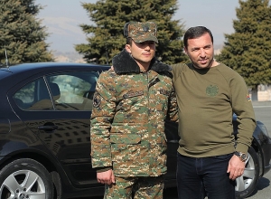Подарил автомобиль военнослужащему по призыву за подвиги во время войны