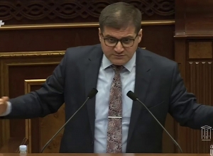 «Вы пытаетесь бороться с плохими запахами при помощи дезодорантов: есть серьёзная борьба этих запахов»: Бабаджанян