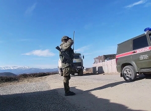 Сопровождение российскими миротворцами колонны техники в Нагорном Карабахе