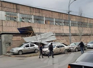 Ուժգին քամիները Երեւանում առաջացրել են ավերածություններ․ լուսանկարներ