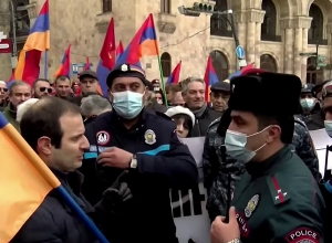 Բանավեճ ոստիկանների և երթի մասնակիցների միջև