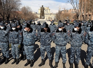 Группа полицейских подошли к 3-му корпусу правительства