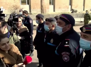 Вам не всё следует знать: полицейский - журналистам