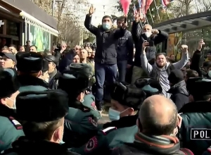 Столкновение между сторонниками Пашиняна и оппозиционерами (в видеоматериале звучит ругательство)