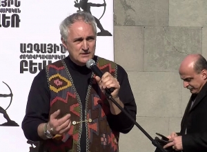 «Захватившие площади силы, как бы ни прикидывались взаимоисключающими, обе – марионетки на 2-х пальцах одной и той же руки»