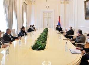 Արմեն Սարգսյանը հանդիպել է ԱԺ խմբակցություններում չընդգրկված մի խումբ պատգամավորների հետ