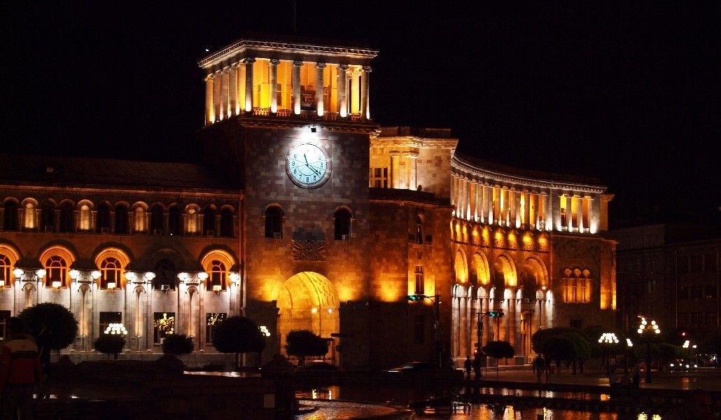 ՀՀ_Կառավարության_շենք,_հունիս_2011,_1