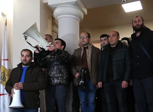 Վարչապետի հրաժարականը պահանջող ցուցարարները մուտք են գործել կառավարության 3-րդ մասնաշենք