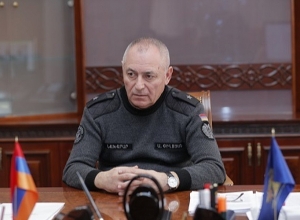 Министр по ЧС вручил офицерские звания