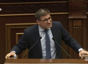 «Как вы будете продолжать носить военную форму, ввязываясь в политику, требуя отставки?»