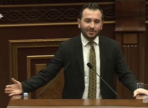 Господин Мелкумян – это почти Черчилль, а Зограбян – это словно Маргарет Тэтчер на политической арене