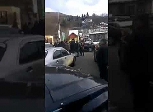 Дилижанцы перекрыли улицу в поддержку армии и демонстрантов, требующих отставки Пашиняна